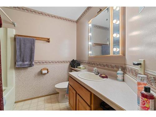 20 18 Street, Salmon Arm, BC - Indoor Photo Showing Bathroom