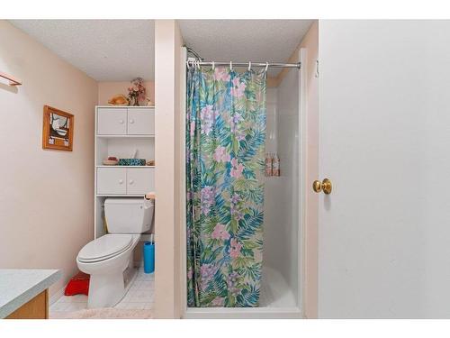 20 18 Street, Salmon Arm, BC - Indoor Photo Showing Bathroom