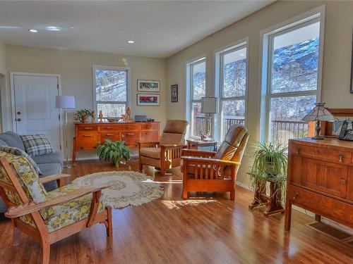 125 Des Mazes Road, Westbridge, BC - Indoor Photo Showing Living Room