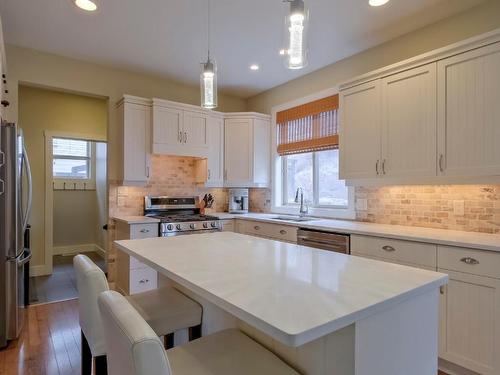 1053 Paret Crescent, Kelowna, BC - Indoor Photo Showing Kitchen