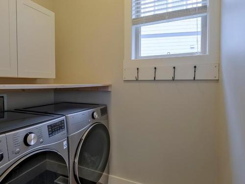 1053 Paret Crescent, Kelowna, BC - Indoor Photo Showing Laundry Room