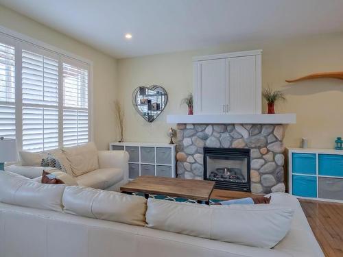 1053 Paret Crescent, Kelowna, BC - Indoor Photo Showing Living Room With Fireplace