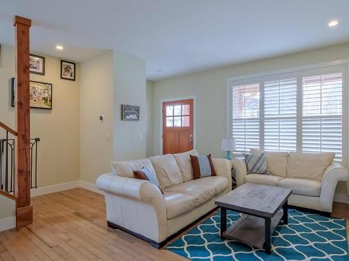 1053 Paret Crescent, Kelowna, BC - Indoor Photo Showing Living Room
