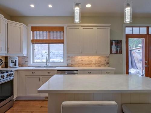 1053 Paret Crescent, Kelowna, BC - Indoor Photo Showing Kitchen With Upgraded Kitchen