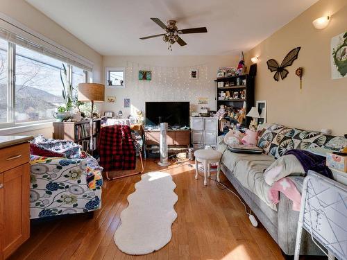 1083 Killarney Street, Penticton, BC - Indoor Photo Showing Living Room