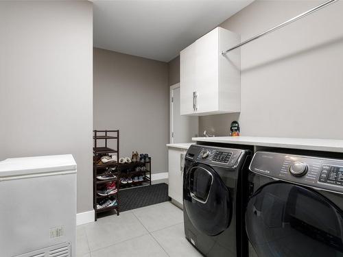 456 Cavell Place, Kelowna, BC - Indoor Photo Showing Laundry Room