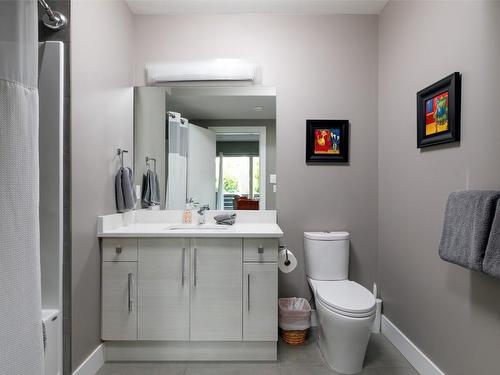 456 Cavell Place, Kelowna, BC - Indoor Photo Showing Bathroom