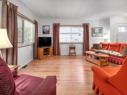 2317 Bowen Rd, Nanaimo, BC - Indoor Photo Showing Living Room