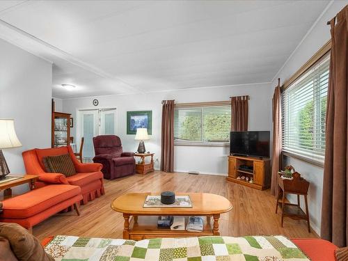 2317 Bowen Rd, Nanaimo, BC - Indoor Photo Showing Living Room
