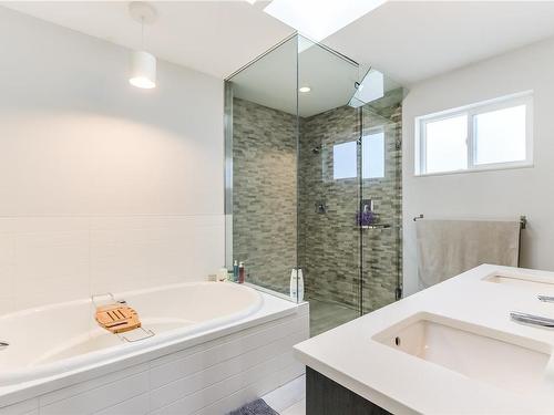 1020 Nelson St, Nanaimo, BC - Indoor Photo Showing Bathroom
