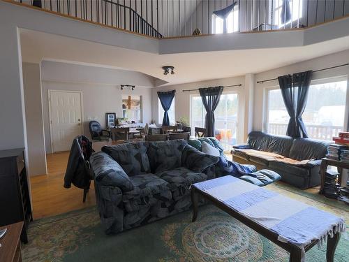 1803 Twin Peaks Rd, Port Mcneill, BC - Indoor Photo Showing Living Room