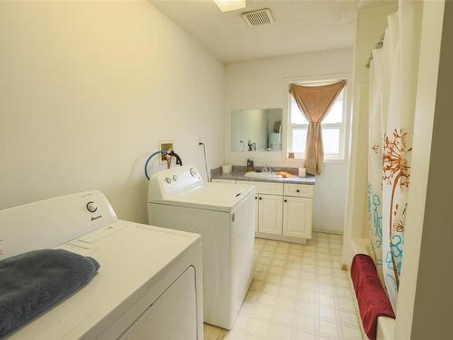 1803 Twin Peaks Rd, Port Mcneill, BC - Indoor Photo Showing Laundry Room