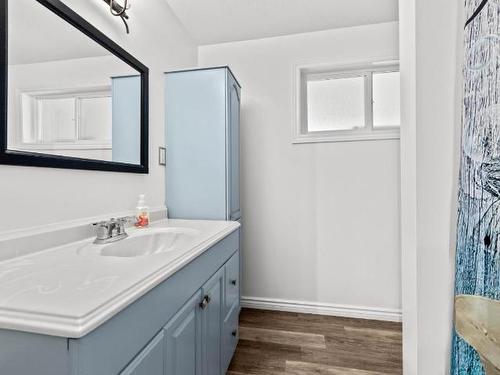 2535 Glenview Ave, Kamloops, BC - Indoor Photo Showing Bathroom