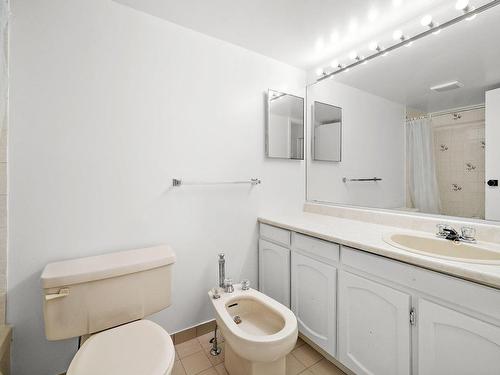 Salle de bains attenante Ã  la CCP - 205-6785 Crois. Korczak, Côte-Saint-Luc, QC - Indoor Photo Showing Bathroom