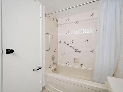 Salle de bains attenante Ã  la CCP - 205-6785 Crois. Korczak, Côte-Saint-Luc, QC - Indoor Photo Showing Bathroom