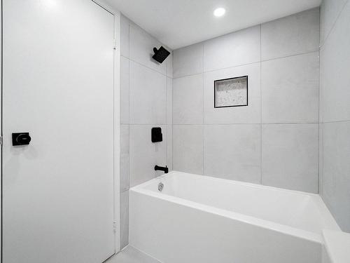 Bathroom - 205-6785 Crois. Korczak, Côte-Saint-Luc, QC - Indoor Photo Showing Bathroom