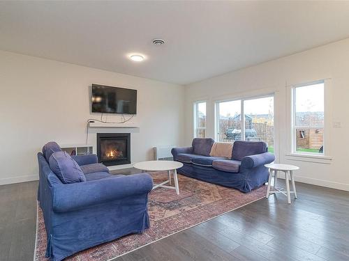 3471 Sparrowhawk Ave, Colwood, BC - Indoor Photo Showing Living Room With Fireplace