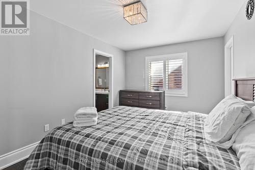 22 Travers Gate, Springwater, ON - Indoor Photo Showing Bedroom