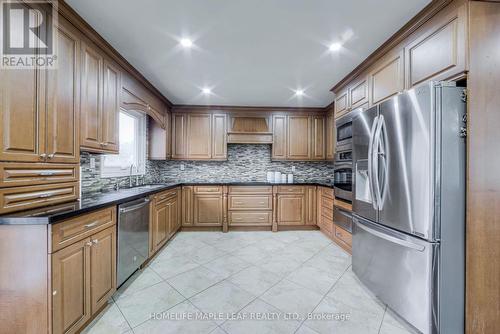 82 Matson Drive, Caledon, ON - Indoor Photo Showing Kitchen With Upgraded Kitchen