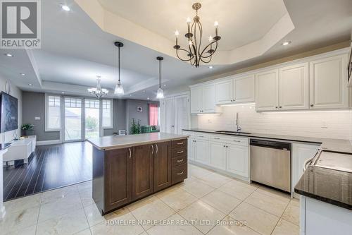 82 Matson Drive, Caledon, ON - Indoor Photo Showing Kitchen With Upgraded Kitchen
