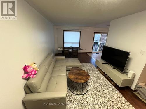 3154 Angel Pass Drive, Mississauga, ON - Indoor Photo Showing Living Room