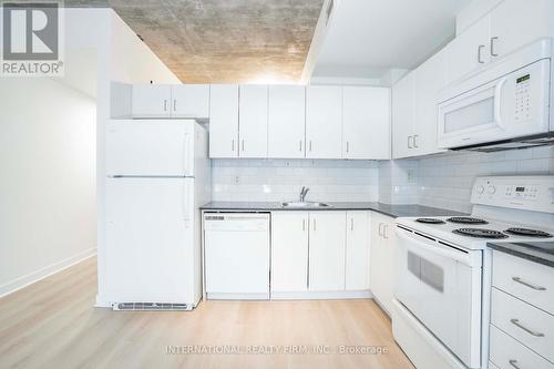 #706 -285 Mutual St, Toronto, ON - Indoor Photo Showing Kitchen