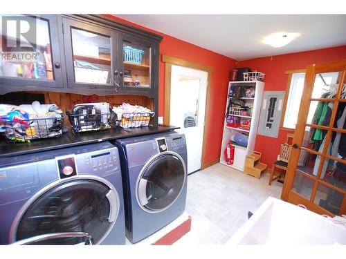 2630 Hendrickson Road, Sorrento, BC - Indoor Photo Showing Laundry Room