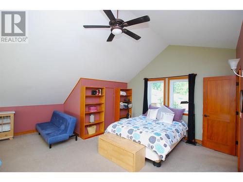 2630 Hendrickson Road, Sorrento, BC - Indoor Photo Showing Bedroom