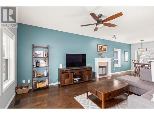 321 Providence Avenue, Kelowna, BC - Indoor Photo Showing Living Room