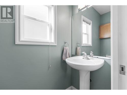 321 Providence Avenue, Kelowna, BC - Indoor Photo Showing Bathroom