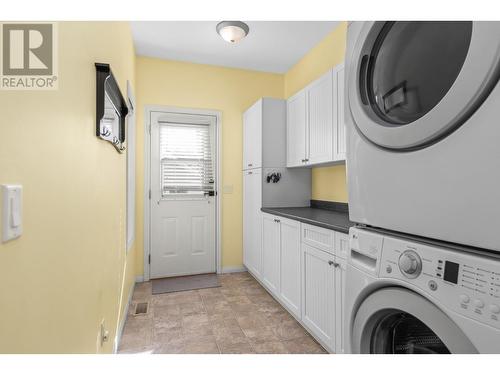 321 Providence Avenue, Kelowna, BC - Indoor Photo Showing Laundry Room