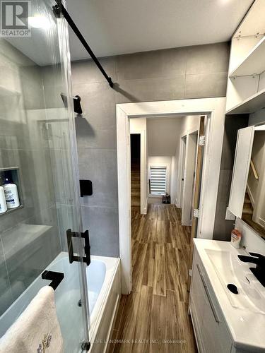 153 Rosslyn Avenue S, Hamilton, ON - Indoor Photo Showing Bathroom
