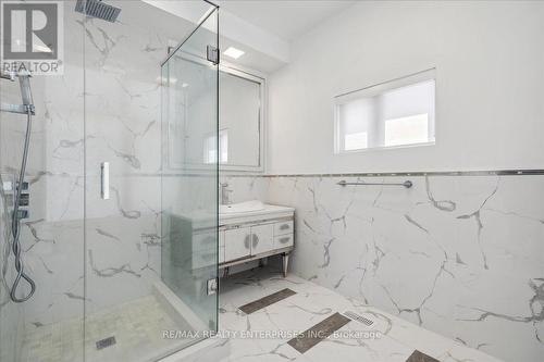 4 Sunrow Gate, Hamilton, ON - Indoor Photo Showing Bathroom