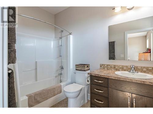 1406 29 Avenue, Vernon, BC - Indoor Photo Showing Bathroom