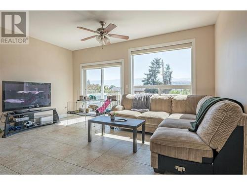 1406 29 Avenue, Vernon, BC - Indoor Photo Showing Living Room