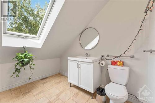 2nd floor bath - 3746 Revelstoke Drive, Ottawa, ON - Indoor Photo Showing Bathroom