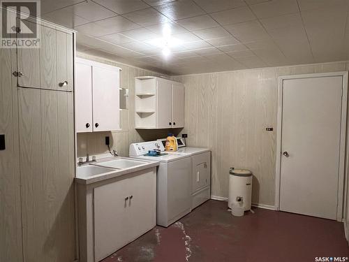 412 1St Street E, Meadow Lake, SK - Indoor Photo Showing Laundry Room