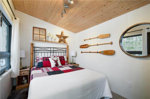 1009 Village #2 Road, Windermere, ON - Indoor Photo Showing Bedroom