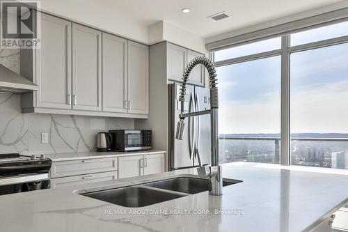 #1814 -15 Glebe St, Cambridge, ON - Indoor Photo Showing Kitchen With Double Sink