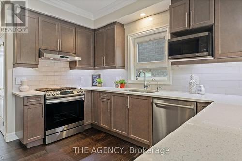 125 Savannah Ridge Drive, Brant, ON - Indoor Photo Showing Kitchen With Stainless Steel Kitchen With Upgraded Kitchen