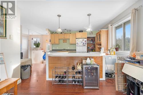 2285 Somerset Road, West Kelowna, BC - Indoor Photo Showing Kitchen