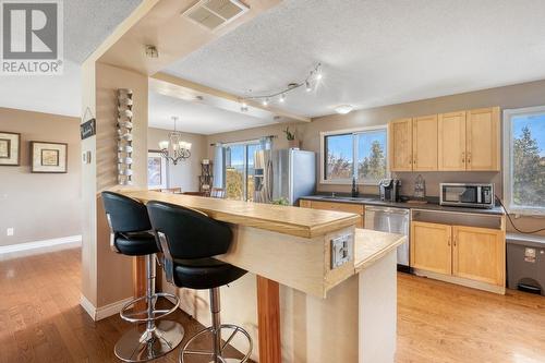 2285 Somerset Road, West Kelowna, BC - Indoor Photo Showing Kitchen