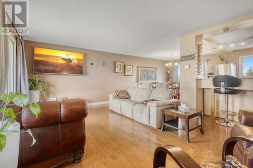 2285 Somerset Road, West Kelowna, BC - Indoor Photo Showing Living Room