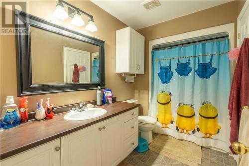 full bathroom with cheater door to primary bedroom - 78 Sunset Boulevard, Cornwall, ON - Indoor Photo Showing Bathroom