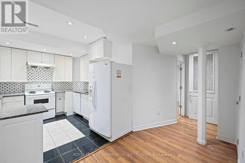 15 Quatro Crescent, Brampton, ON - Indoor Photo Showing Kitchen