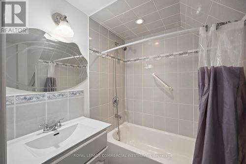 15 Quatro Cres, Brampton, ON - Indoor Photo Showing Bathroom