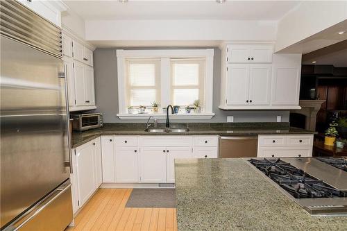 152 2Nd Street Se, Carman, MB - Indoor Photo Showing Kitchen