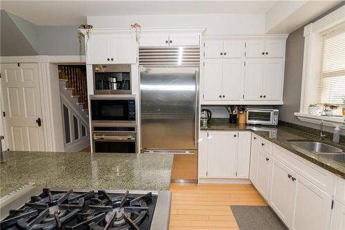 152 2Nd Street Se, Carman, MB - Indoor Photo Showing Kitchen