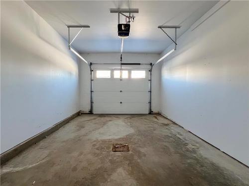 4 250 7Th Avenue N, Virden, MB - Indoor Photo Showing Garage