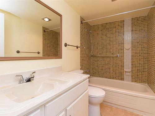 201-1024 Fairfield Rd, Victoria, BC - Indoor Photo Showing Bathroom